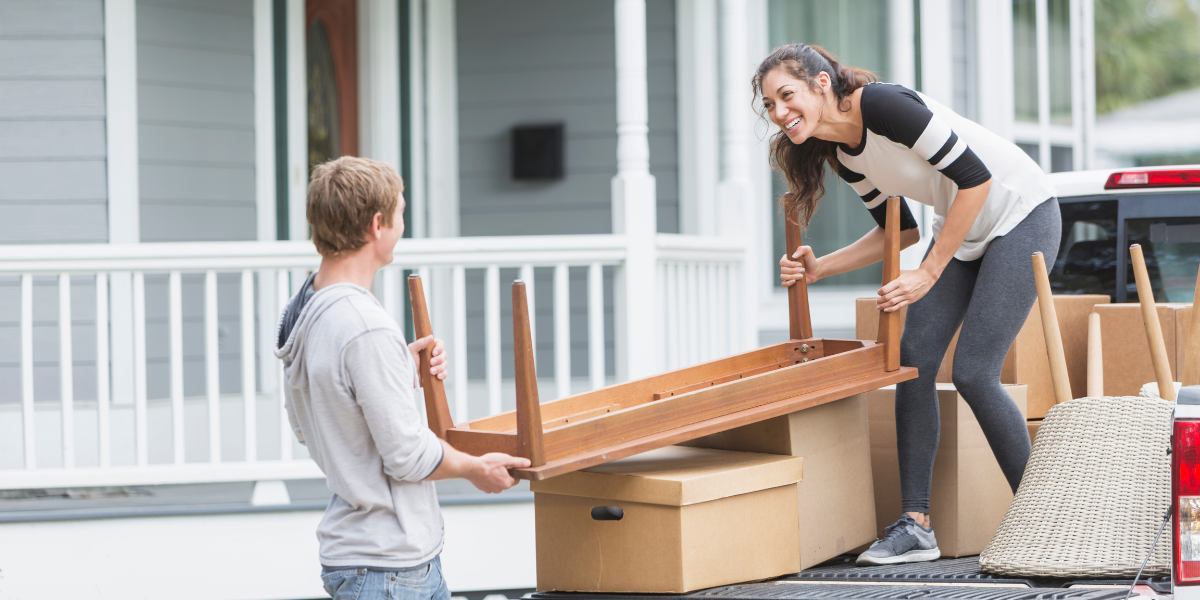 You are currently viewing DIY vs. Professional Movers: Pros and Cons